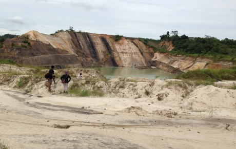 Lubang tambang batubara di kelurahan makroman milik CV Arjuna (Ocha-JAtam kaltim)